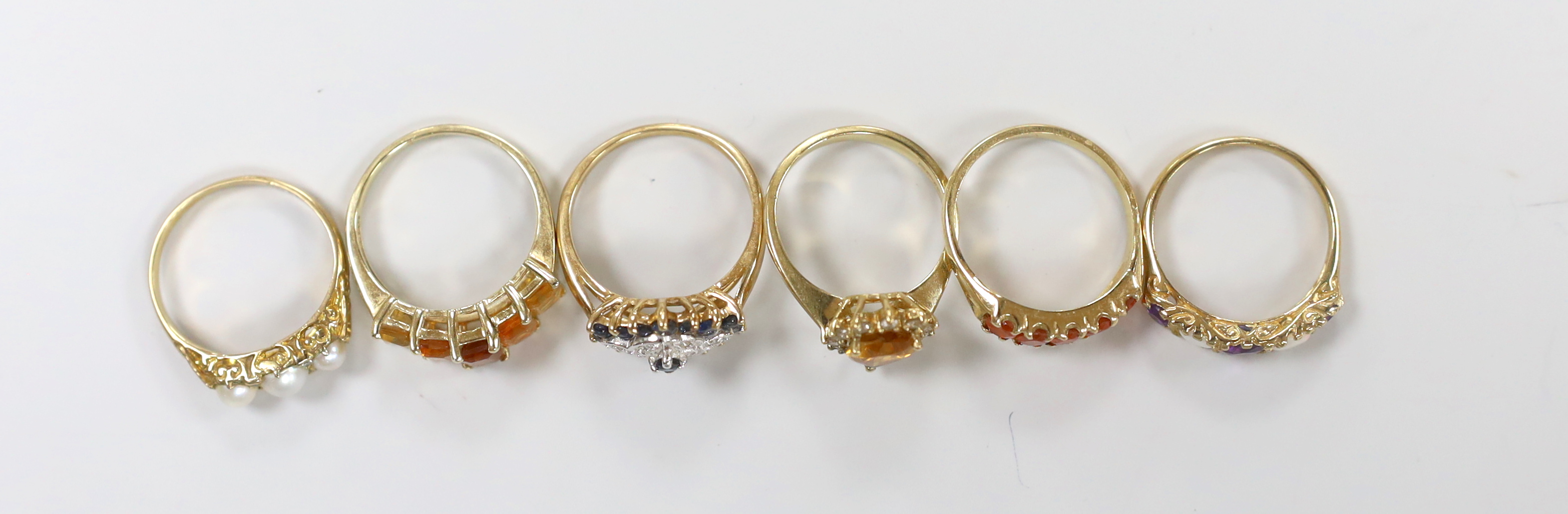 Six assorted modern 9ct gold and gem set rings, including split pearl and diamond chip, size N and amethyst and white opal half hoop, gross weight 15.9 grams.